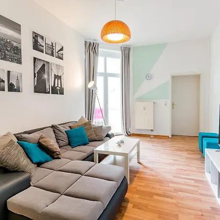 Helle Wohnung Mit Balkon In Gruenen Innenhof - W-Lan, 4 Schlafplaetze Magdeburg Zewnętrze zdjęcie